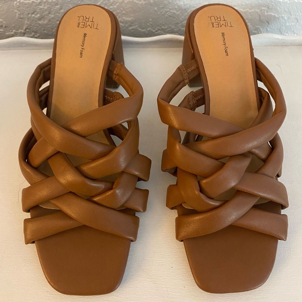 Open toe sandals. Brown. Size 8